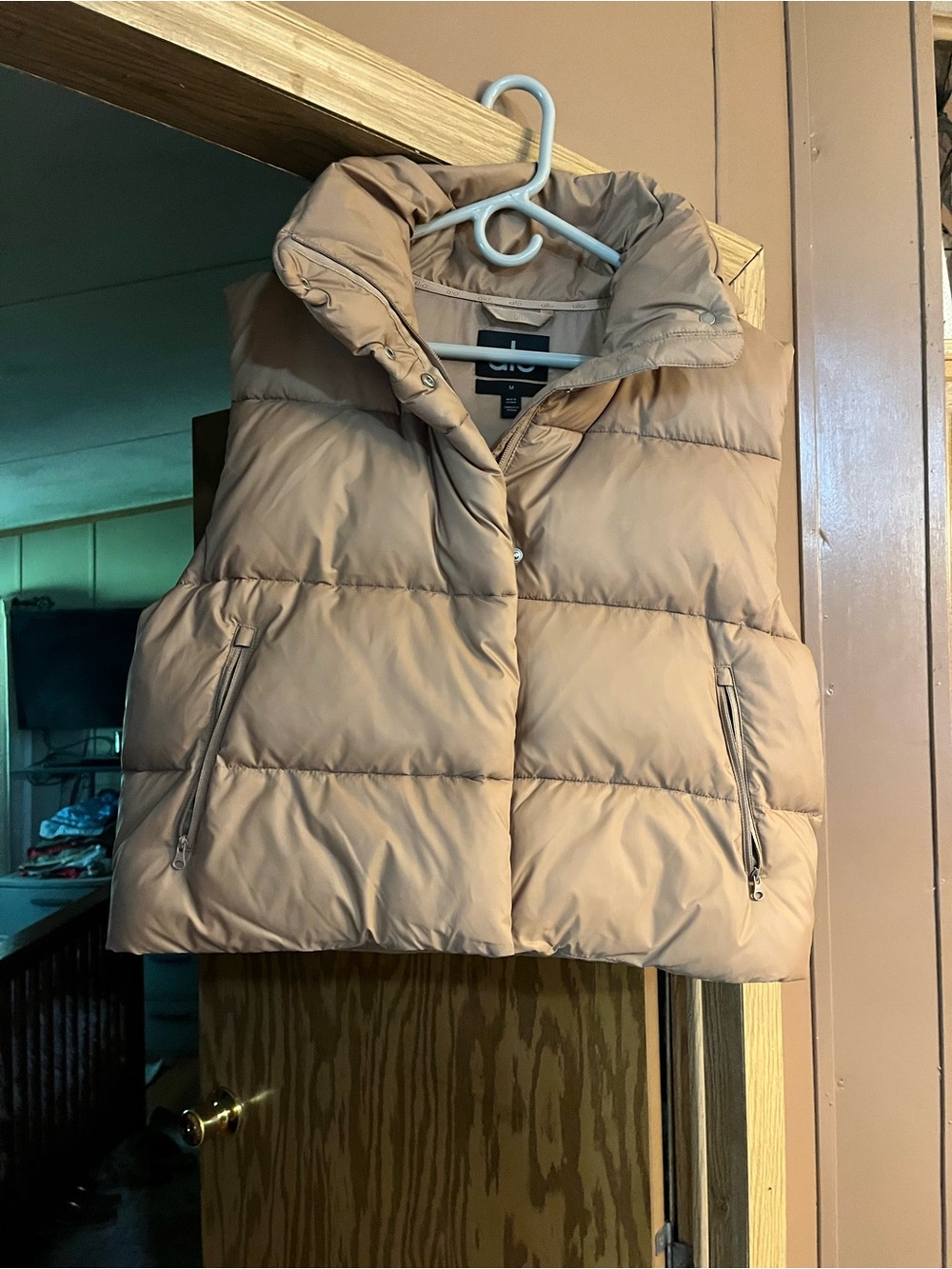 Women's Alo Yoga Taupe Puffer Vest - Lightweight Quilted Vest